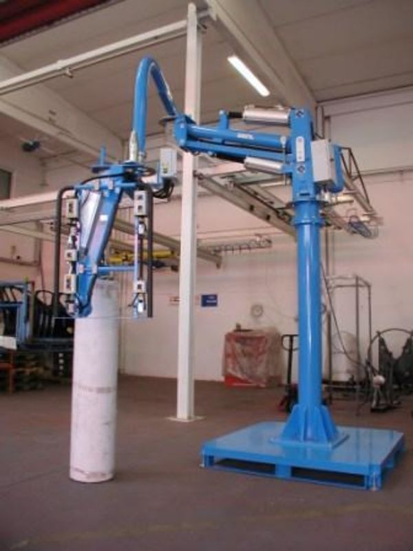 Pneumatic mandrel manipulator for bobbins