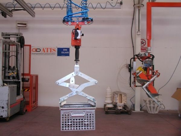 Manipulator ATISacer 150 with mechanical clamp for metal containers