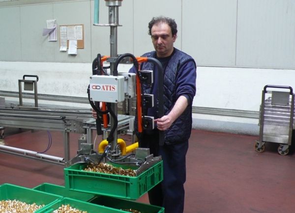 Manipulator with clamp gripping tool for plastic containers