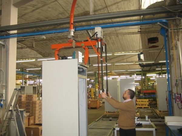 Manipulator for motor panels and installation over refrigerators 01