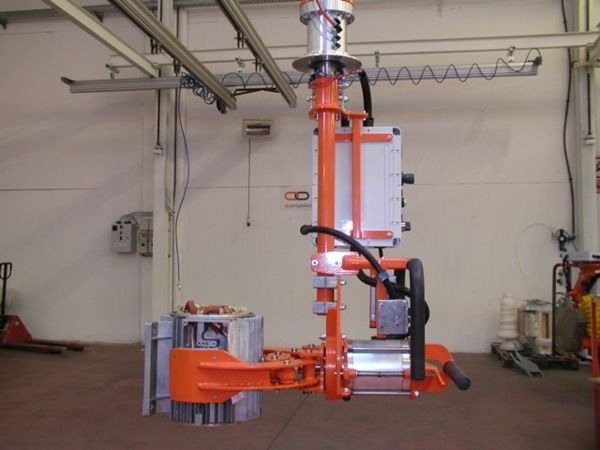 Manipulator ATISmirus 80 with clamp tool for stators 04