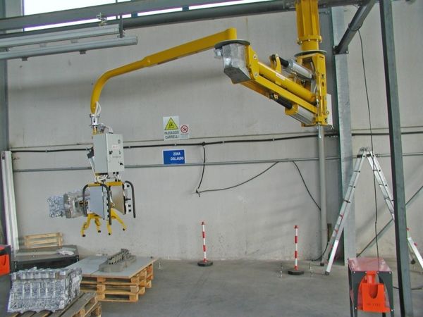 Manipulator ATISmirus 300 for engine blocks and sand casts