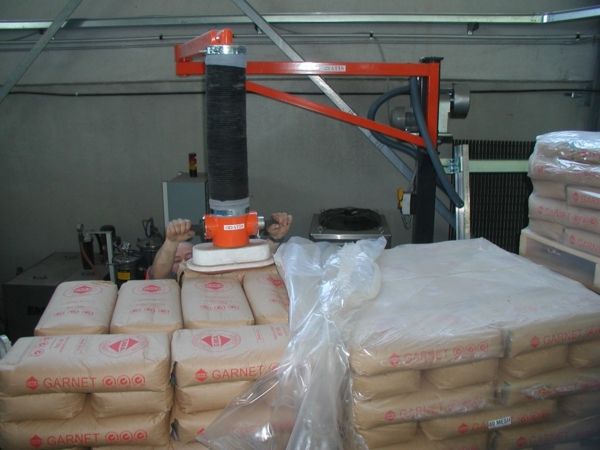 Grip of sack from pallet