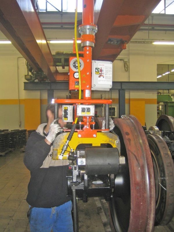 Manipolatore a braccio rigido per respingenti treni 