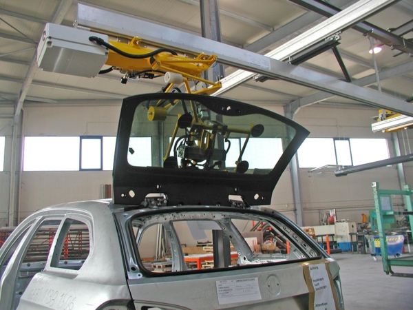 Hatchback window - Pneumatic Manipulator ATIS