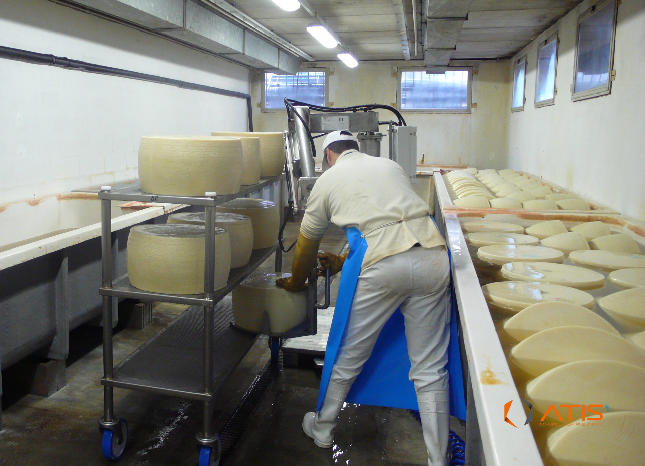 ATISferax-manipolatore-pneumatico-industriale-movimentazione-formaggi.