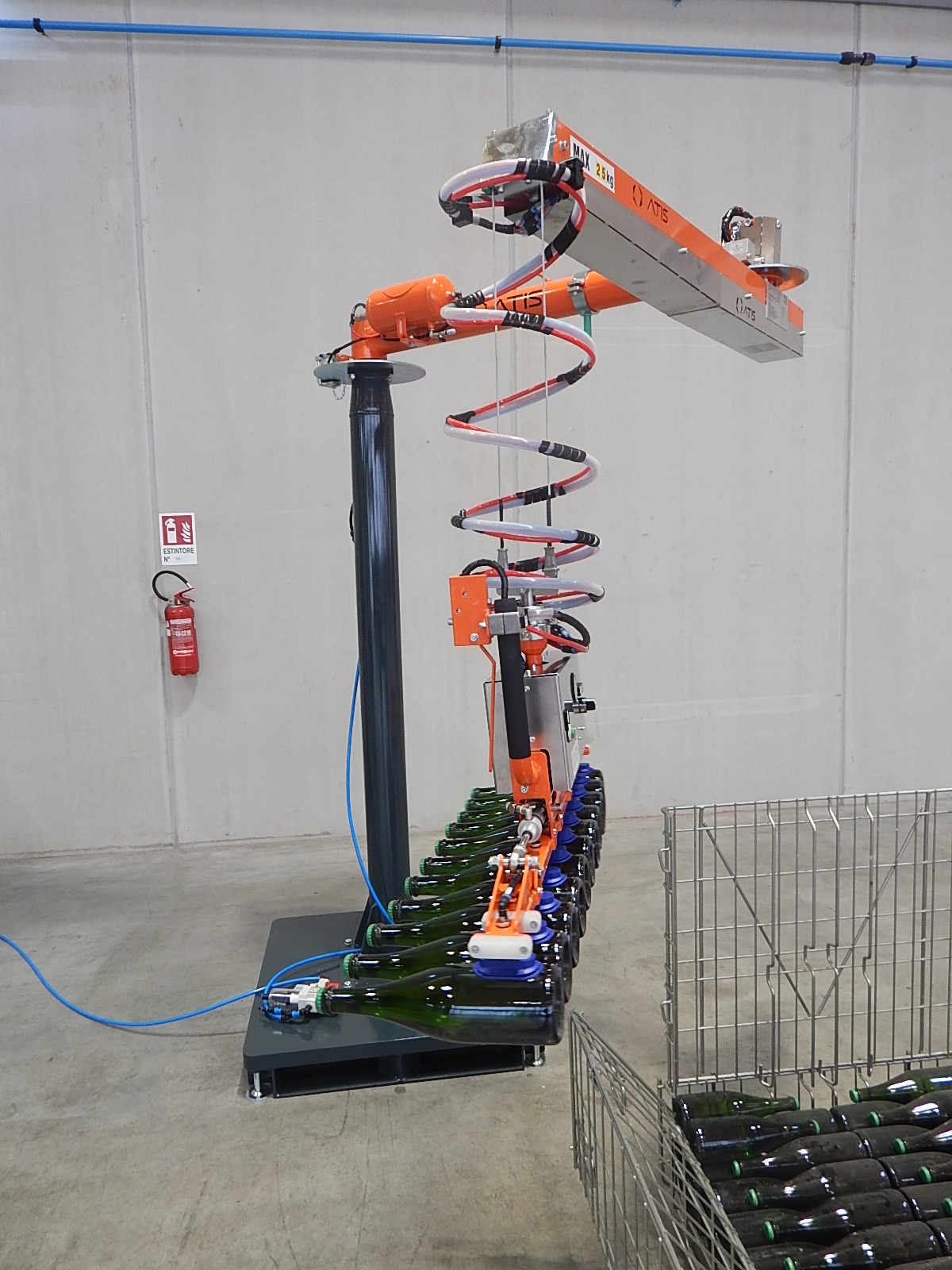 Manipolatore-bilanciatore-pneumatico-a-funi-con-ventose-per-bottiglie.