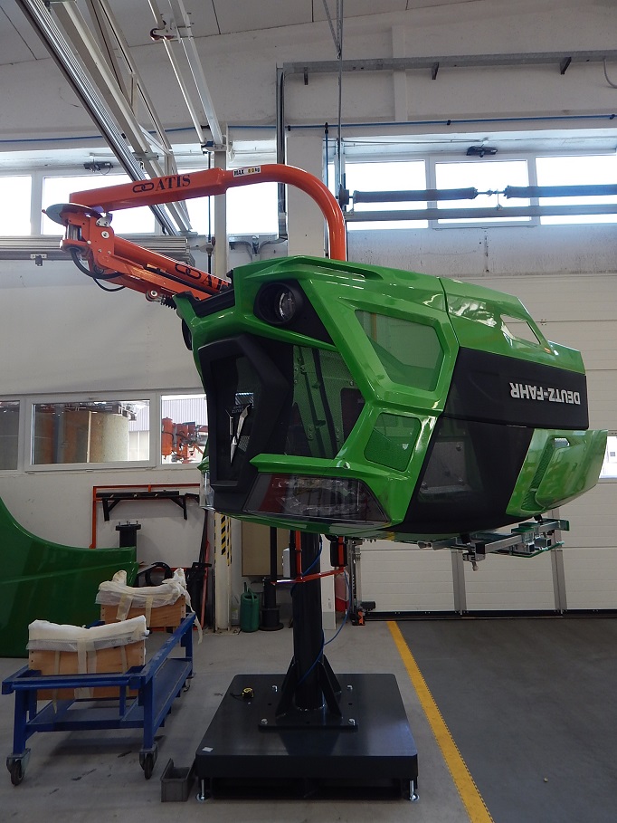 Manipolatore-pneumatico-bilanciatore-di-carico-con-ventose-per-cofano-trattore.